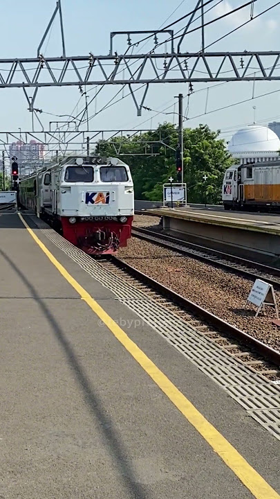 Download lagu Kereta Api Argo Dwipangga Masuk Stasiun Gambir