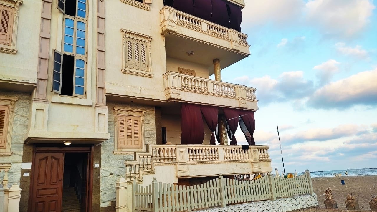 تعالو أخدكم جولة في شقه راس البر 😍 بالاسعار وكل التفاصيل وقولولي رأيكم فيها على البحر مباشره 🏄🏼‍♀️