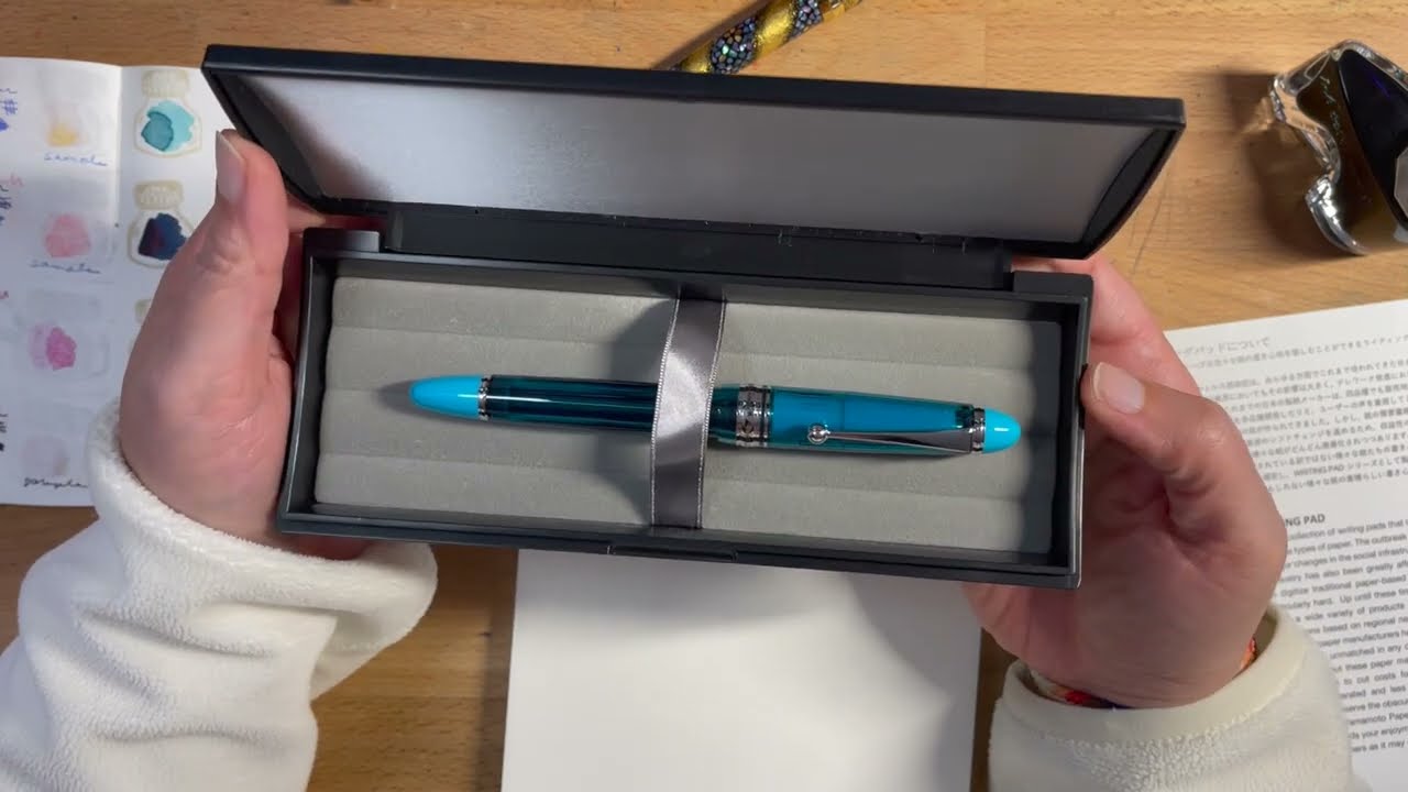 Unboxing the Bungu Box x Pilot Fujiyama Blue Custom 823 Fountain