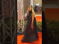 الفنانة ريم مصطفى تتألق بفستان اسود على السجادة الحمراء اثناء تكريمها فى مهرجان الدير جيست 