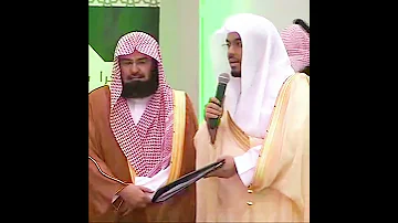لحظة أهداء الشيخ ياسر الدوسري جائزته إلى الطفل الكفيف جهاد المالكي الذي أذهل الجميع بحفظه للقرآن 