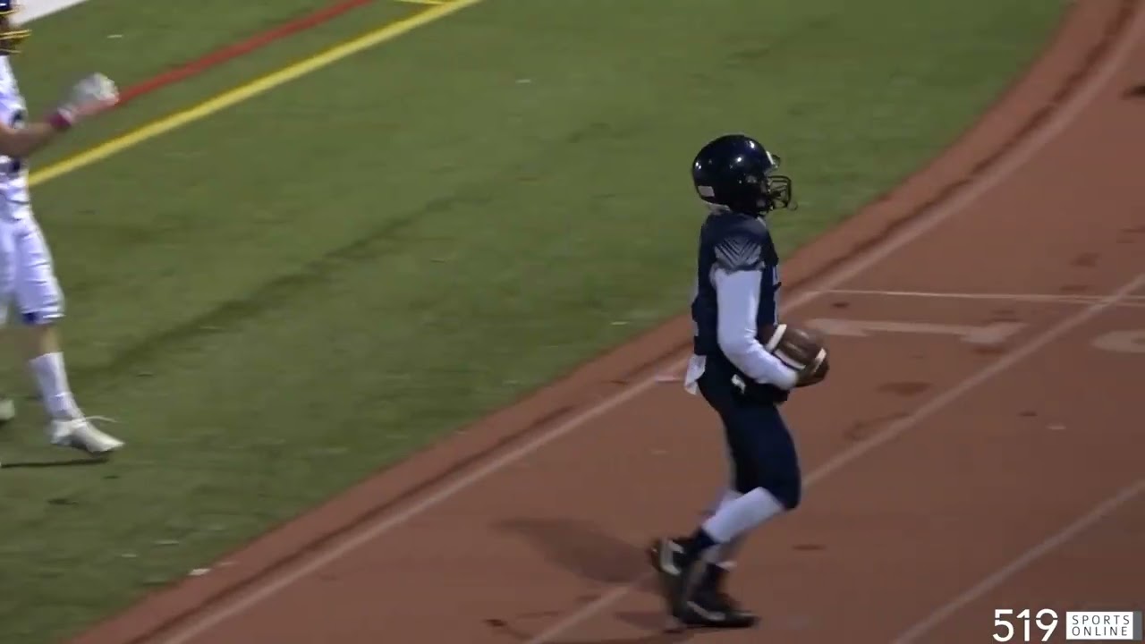 Футбол для выпускников AABHN: «Брантфорд Колледжиэйт Мустангс» против «Ассампшн Колледж Лайонс»