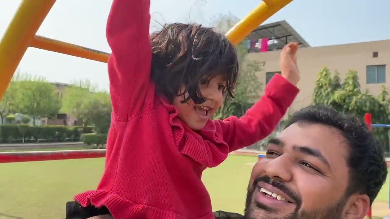 Bacho ny park me enjoy kia 😃