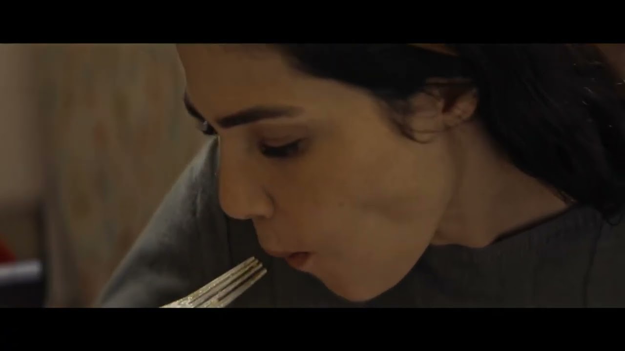 هاو التليفون صاحبي… وتعلّم ما عادش تمدّ ودنيك، بالله ارخي بروحك شوية لا يتقطّعلك عِرق.