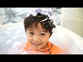 TRAVIS &amp; ARIANA BUBBLE BATH TIME | Travis in WONDERLAND