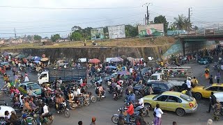 Cameroun : un policier, « médecin des embouteillages » à Douala