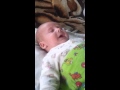 Двухмесячный малыш говорит с братом на своем языке