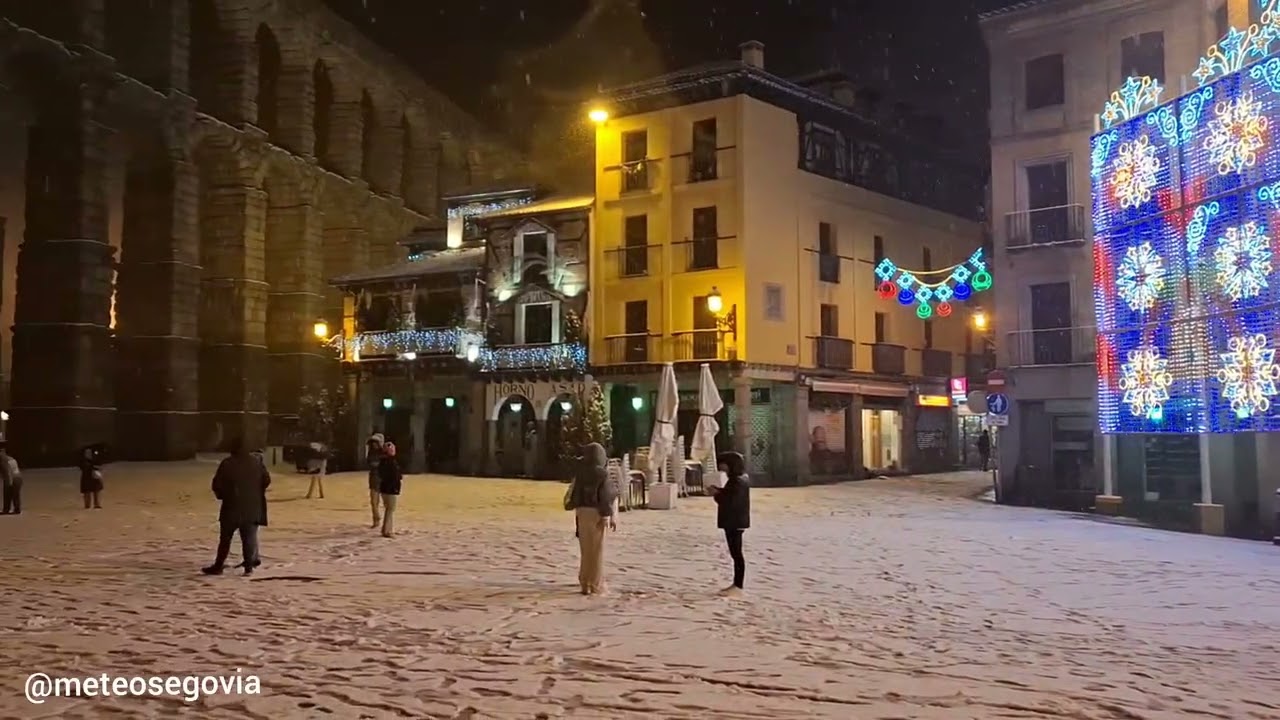 Nevada en Segovia 4 de enero 2026. Acueducto y Catedral. 
