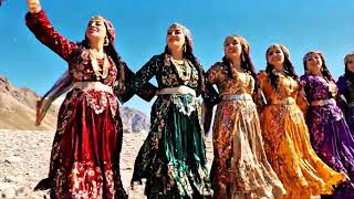 Berrak mavi gökyüzünün olduğu bir dağ yaylasında Halay grubumuzun muhteşem gösterisi  #halay  9