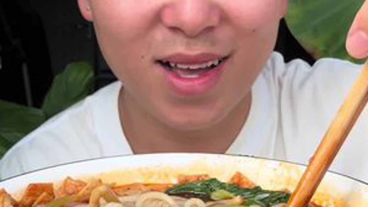 “你以为是你在忍别人，可能别人在忍你” #太好吃了 #为家乡美食打call #抖音美食创作者 #我是吃货 #解馋