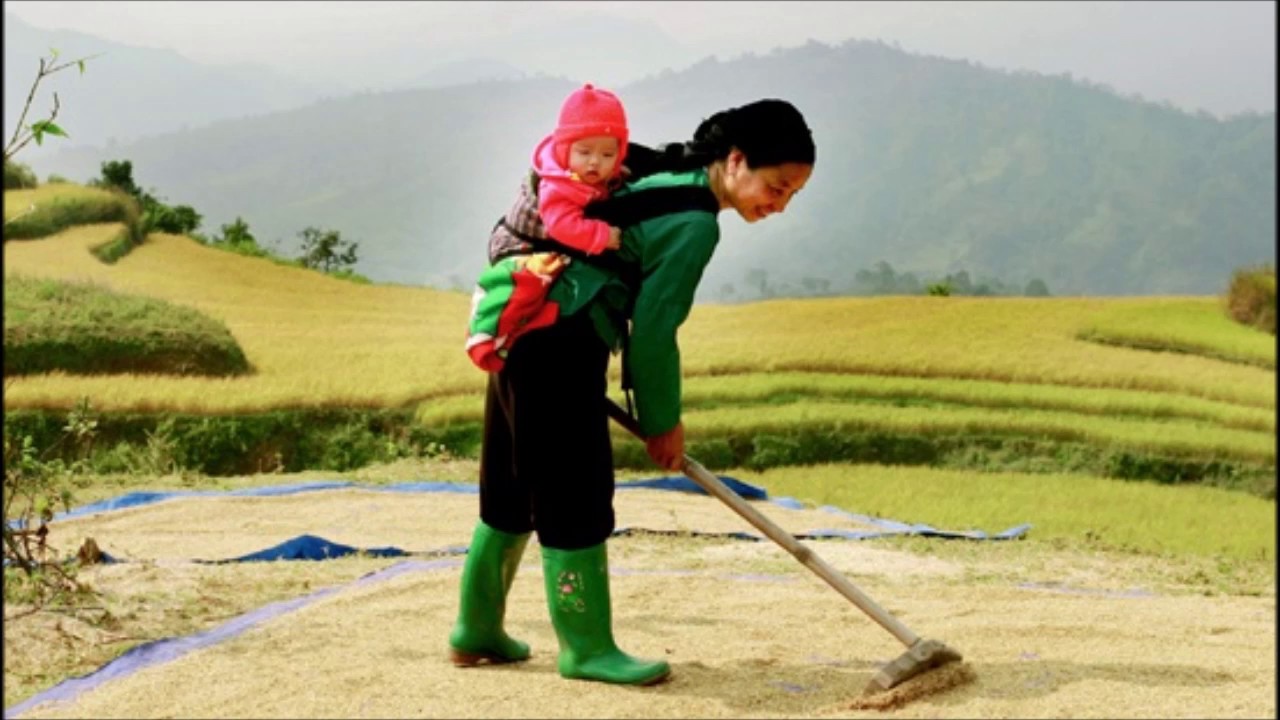 Khúc hát ru những em bé lớn trên lưng mẹ | Nguyễn Khoa Điềm - YouTube