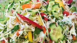 видео Рецепт салата из свежей капусты с огурцом и морковью