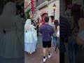 【USJ ホラーナイト】ゲストに混じってオタクゾンビを見つめる白アイドルゾンビさん【ゴシックキラーキューティーズ】