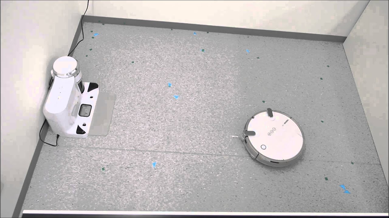 東芝のスマートロボットクリーナー「TORNEO ROBO」が床を掃除する様子