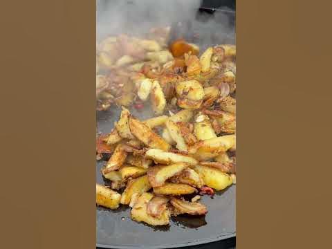 Найсмачніше сало та картопля🔥 #село #україна #свинья #мясо ##сало - YouTube