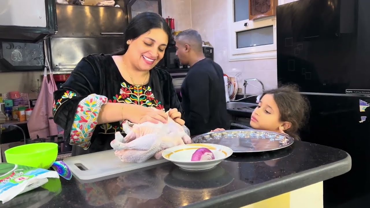 افضلوا اتكلموا كلامكم  مش بيشغلنا ربنا يخليه ليا ويطلب ويتمني 😉عملتله الفراخ المحشيه والحلو كله