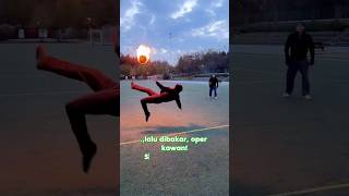 Bola Api, Salto Dan Masuk Ke Gawang