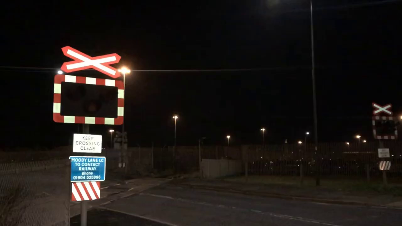 (Tour) Moody Lane AOCL Level Crossing (Lincs) - YouTube
