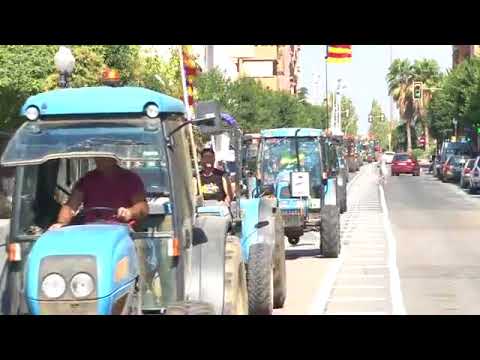 Els pagesos prenen el Camp de Tarragona a favor de l'1-O - YouTube