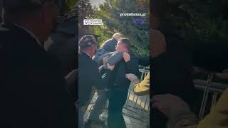 Διαδηλωτές στο Κόσοβο άρπαξαν βουλευτή και τον πέταξαν πάνω από κιγκλιδώματα