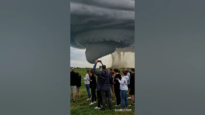 Massive Tornado Stuns the Crowd – AI Recreates a Chilling Scene