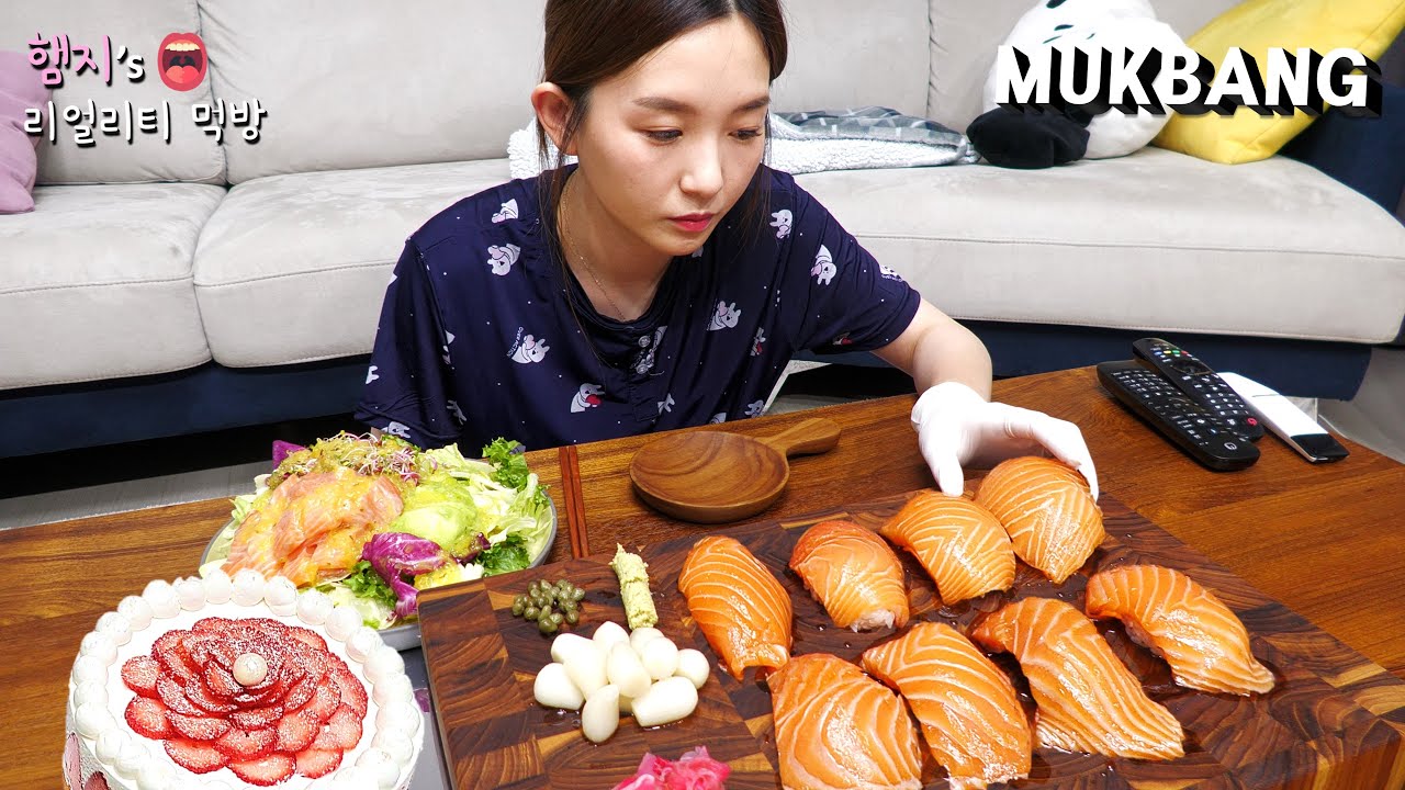 리얼먹방:) 삼미식당st 연어초밥 (ft.샐러드) ★ 디저트는 딸기 케이크ㅣSalmon Sushi & Strawberry CakeㅣREAL SOUNDㅣASMR MUKBANGㅣ