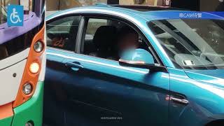 直擊 - UM8327 泊喺巴士站請都唔走仲要帶聲大夾惡，聲稱自己架車壞咗！一聽到警車聲，龜頭一轉架車即刻好返！