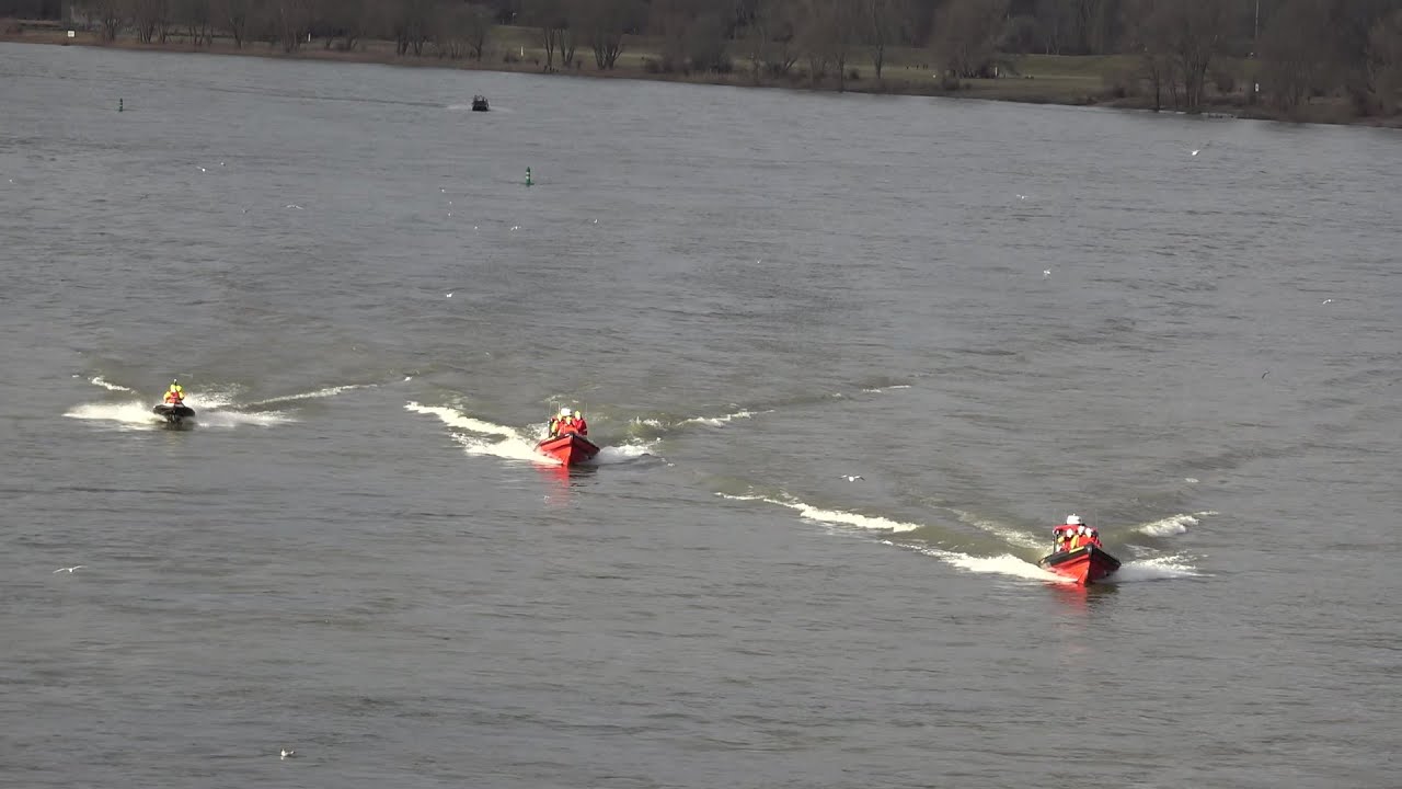 Gemeldete leblose Person in Rhein löst Großeinsatz aus in Bonn am 17.02.21 + O-Ton