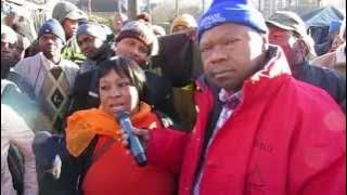 Chomane Chomane talking to listeners in Noord Street, Johannesburg