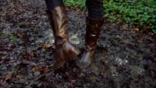 Walking in the mud in my new Boots screenshot 1