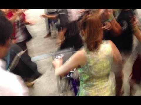 小嶋陽菜が自転車で暴走して会場が大混乱!!