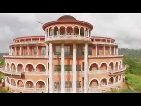 Le Palais de La Monin Bia à Ayamé  (Ayamé est une ville de la Côte d'Ivoire)