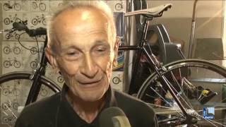 Antonio, ripara bici da 75 anni. “Ho trasmesso la passione anche a mio figlio”