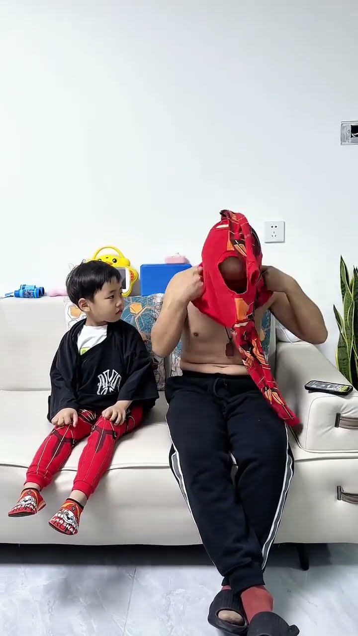 爸爸看手机入迷了，竟然把衣服穿错了还不知道！#Cute baby#Cute#呆萌小米宝#聪明宝宝#萌娃