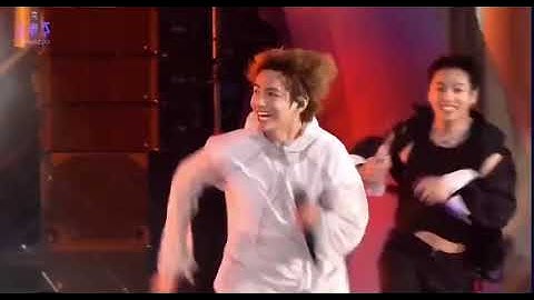 Taehyung throwing water on Jungkook😂😂 #btsfesta2021 #sowoozoo #muster