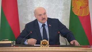 Лукашенко: У нас коров по ночам режут и продают в Россию! А милиция у него масочников ловит!