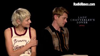 LEGENDADO: Emma Corrin e Jack O&#39;Connell falam sobre a dança na chuva em O Amante de Lady Chatterley