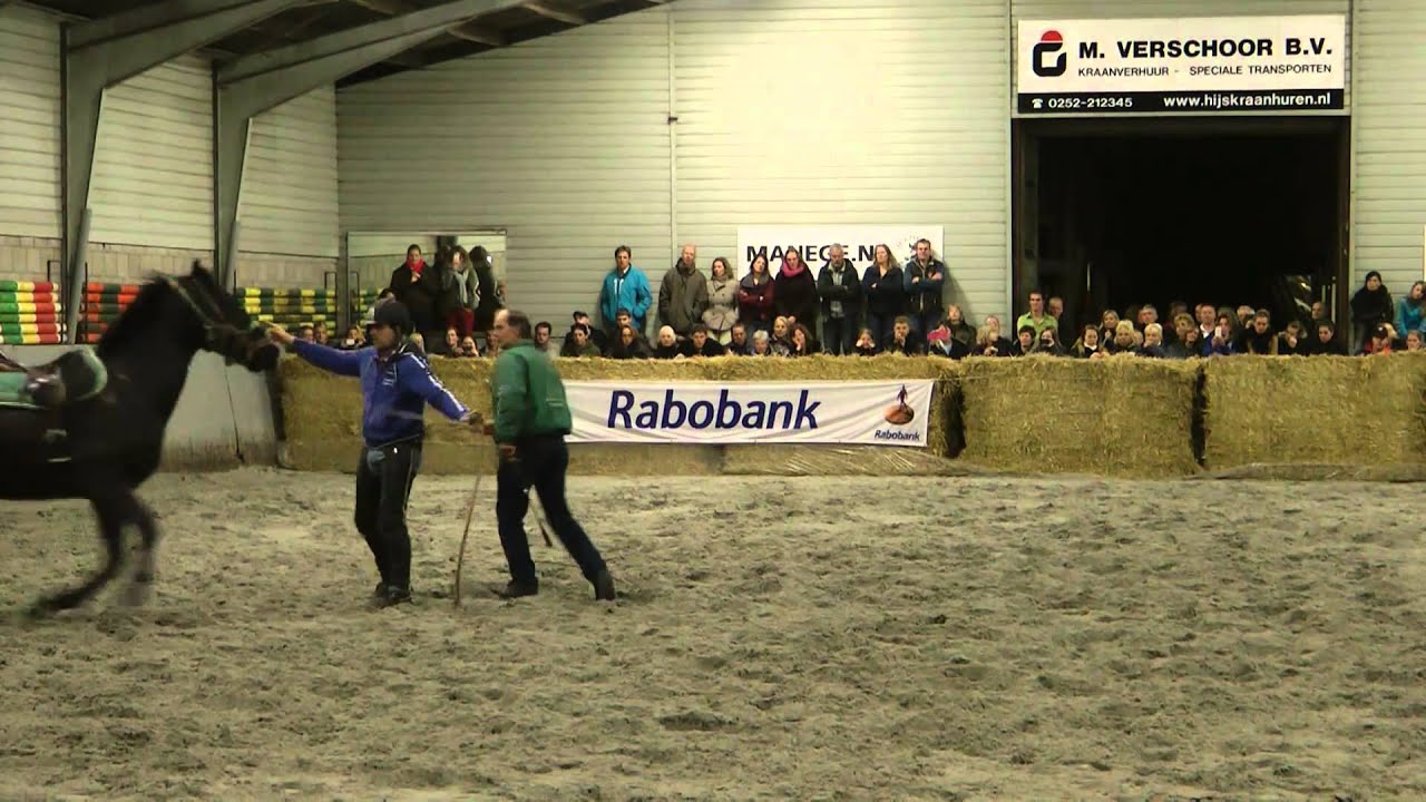 Gert van den Hof demonstratie Zadel mak  op manege bakker de