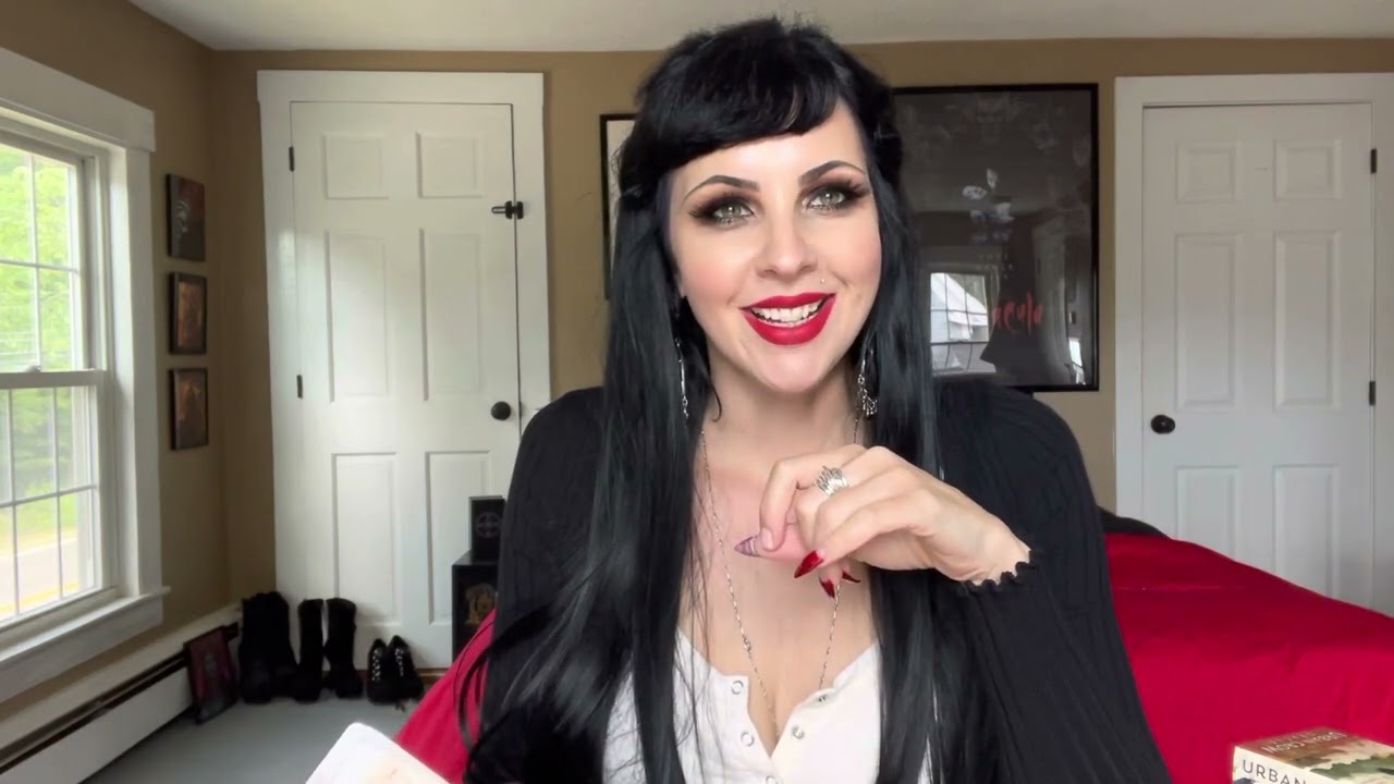 Love  in the City 🗡️🖤🥀: Unboxing The Urban Crow Oracle