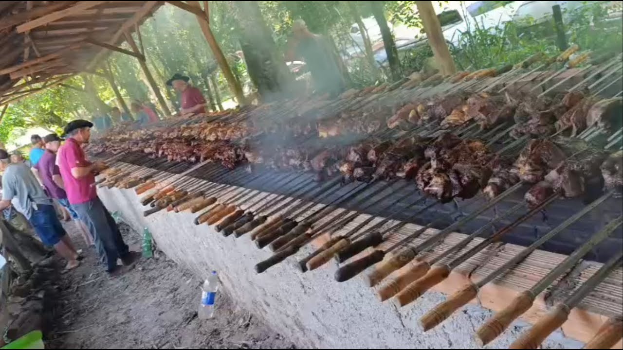 👉 CHURRASCO RAIZ de 850KG 🤯🔥 O INTERIOR DO RS PAROU MESMO!