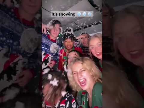 It's snowing ❄️