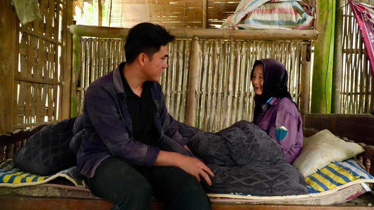 Young chef buys warm blankets for a single grandmother in the cold winter