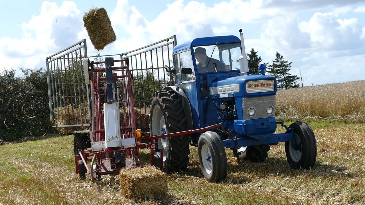 Ford 5000 Throwing Bales in The Back of Cart | Working Hard in The Field | Danish Agriculture 2017
