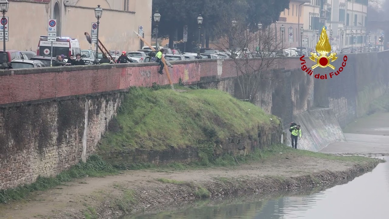 Uomo cade in Arno il recupero