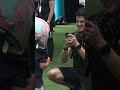 ESTE NIÑO APUNTA MANERAS 😍 El hijo de Checo Pérez, haciéndose fotos con el casco de su papá 📸