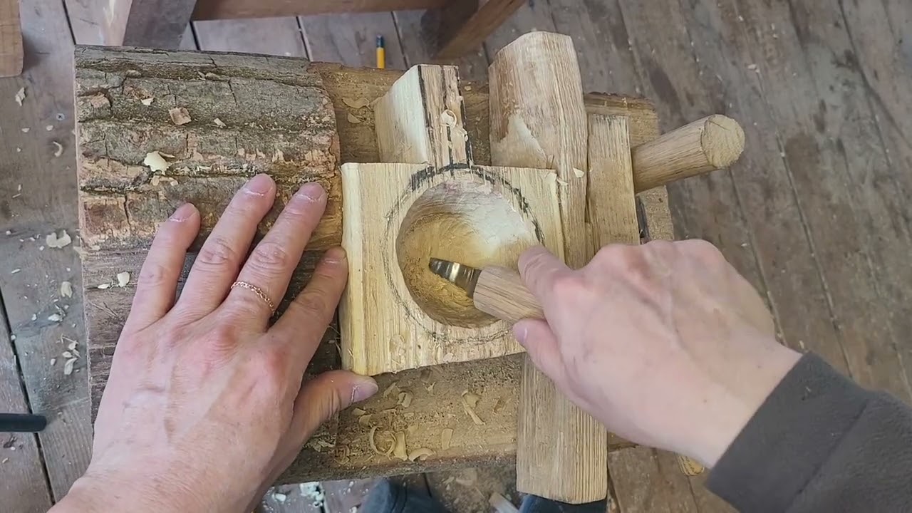 Making cups from acacia wood 🐦