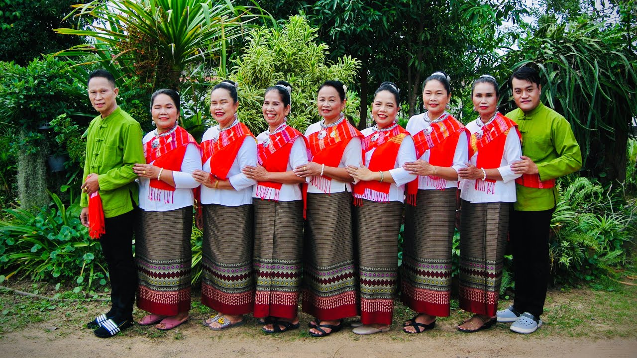 สวรรค์เมืองลาว 【รำถวายประดับพระอุณาโลมพระพุทธโสธรเมืองอุบลฯ】 Version นางรำบ้านดนตรี สตูดิโอ