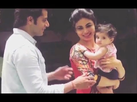 Mouni Roy Playing With Karanvir Bohra CUTE Daughter Vienna - YouTube