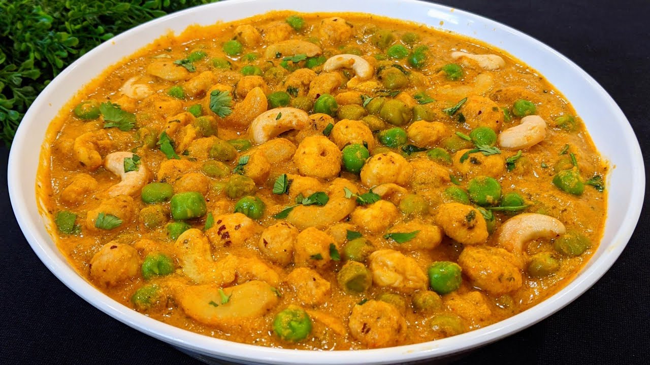 जब भी रेस्टोरेंट जैसी मटर मखाने की सब्जी खाने का मन करे तो आप ऐसे बना लीजिए | Makhana Curry Recipe.