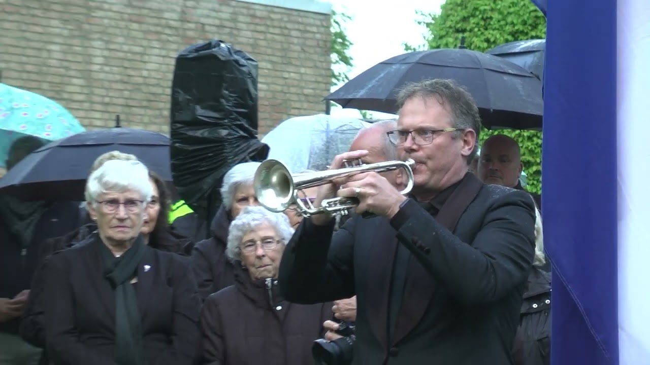 Dodenherdenking bij regen en (een klein beetje) zonneschijn